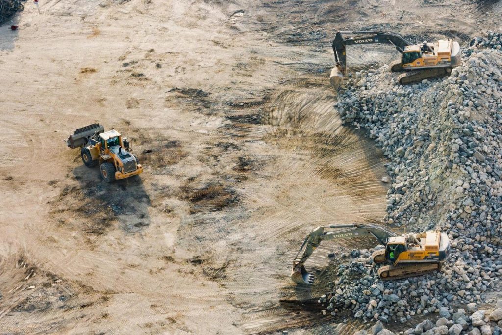 Excavadoras en yacimiento minero